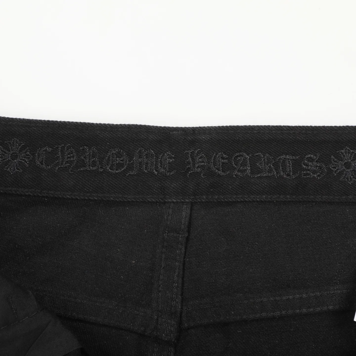 P280 Chrome Hearts ch Chrome Hearts Cherry Blossom Pink Checkerboard Cross Patch Leather Jeans, Original 5W+ It is well known that chromehearts jeans use vintage Levis jeans as the base for creation. They usually add their own unique silver buckles and silver ornaments, plus leather embellishments. This is the reason why the value of these vintage jeans doubles. Because the base is vintage jeans, the jeans themselves have been very soft and comfortable after years of baptism. This can be distinguished from ordinary jeans. Regarding the size, you should also refer to the pants data. Size: 28 30 32 34 (corresponds to S-XL) Size chart: 28 Waist 76 Pants length 104 Hips 102 30 Waist 80 Pants length 105 Hips 106 32 Waist 84 Pants length 106 Hips 110 34 Waist 88 Pants length 107 Hips 114